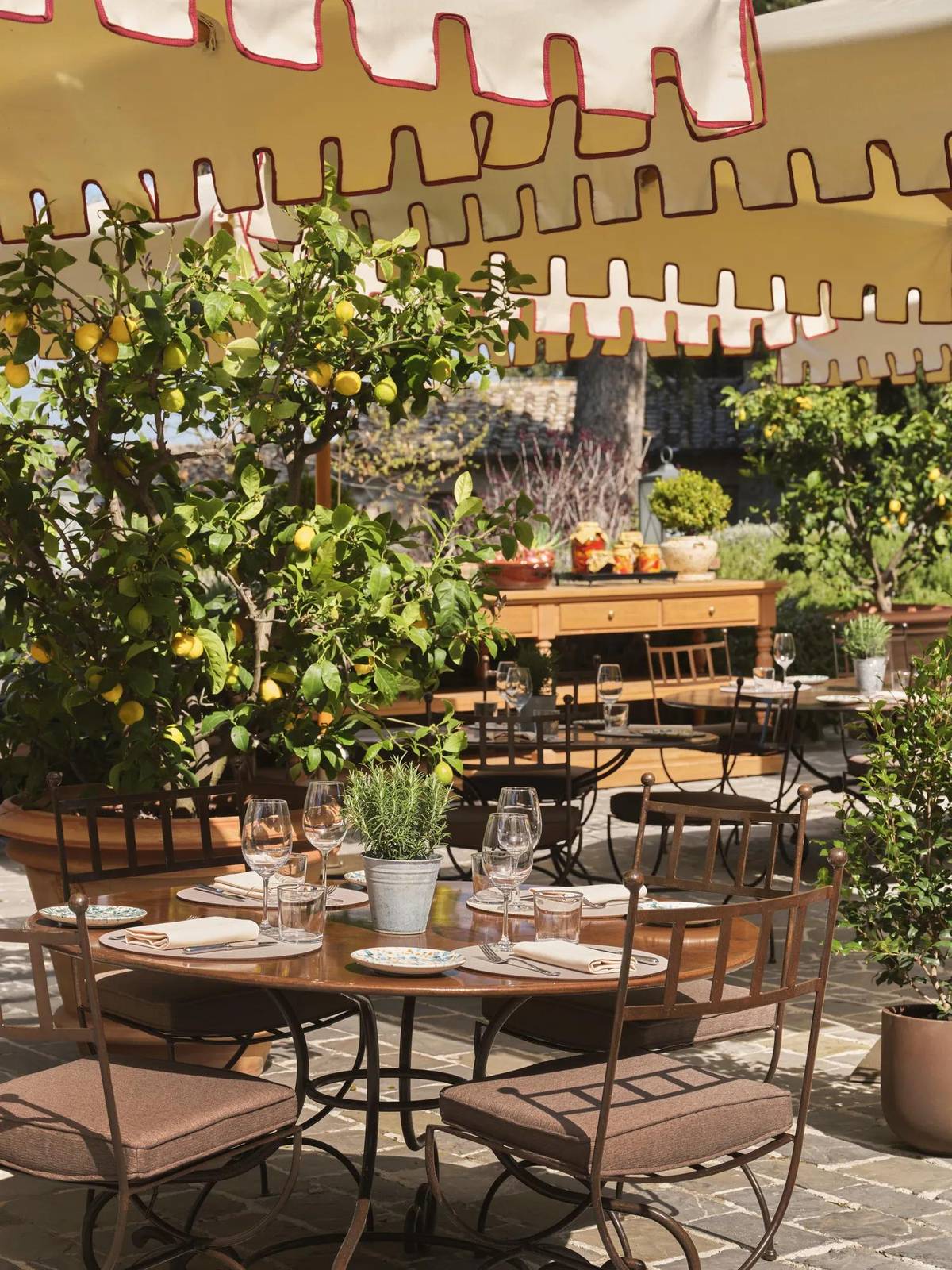 Castiglion del Bosco Osteria La Canonica 小廣場檸檬樹下的餐桌