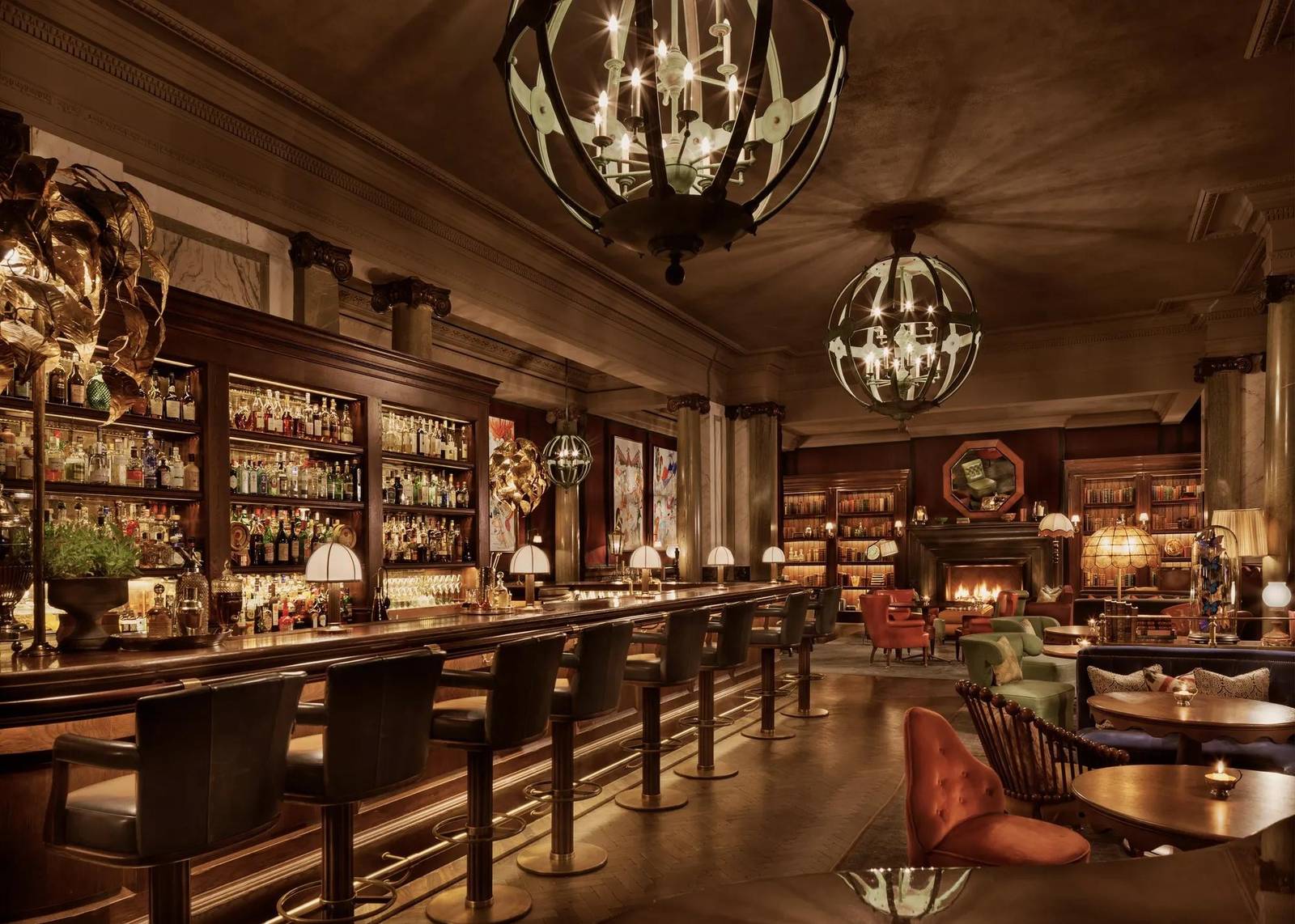 倫敦瑰麗酒店 Scarfes Bar 壁爐與書牆
