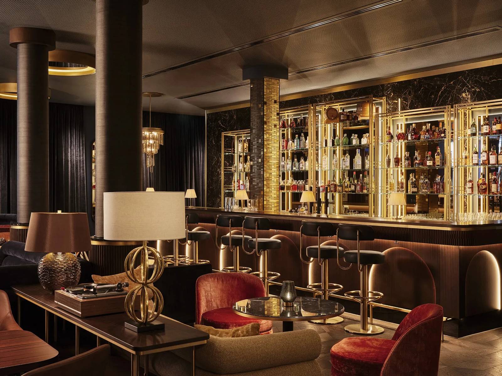 Rosewood Munich Bar Montez 吧檯與座位區