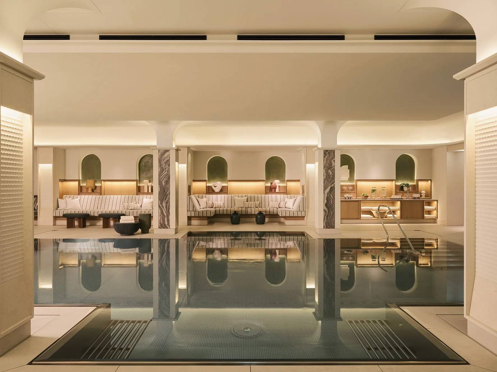 Rosewood Munich Asaya Spa 列柱環繞的室內泳池