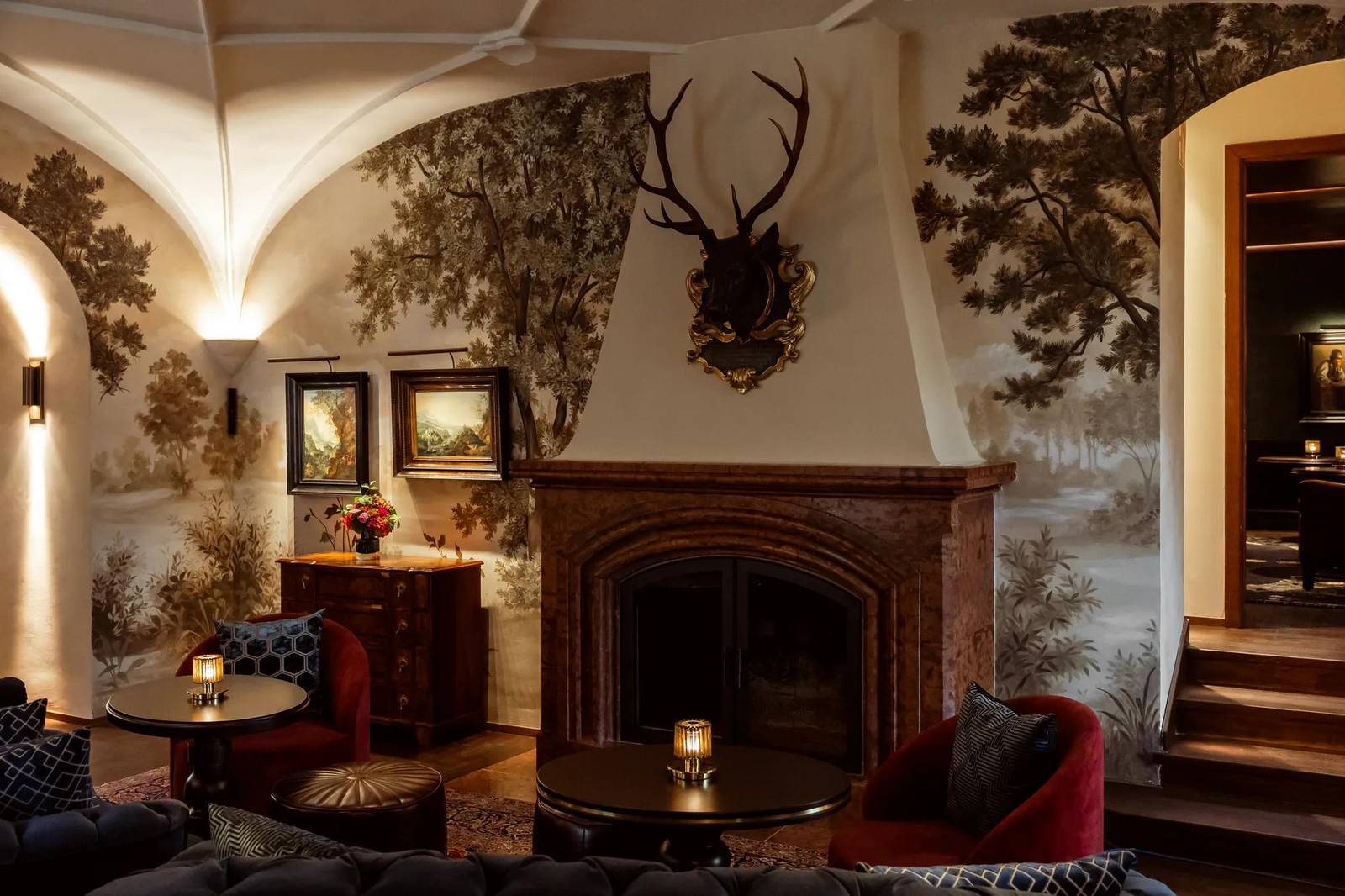 Rosewood Schloss Fuschl Schloss Bar 壁爐座位區