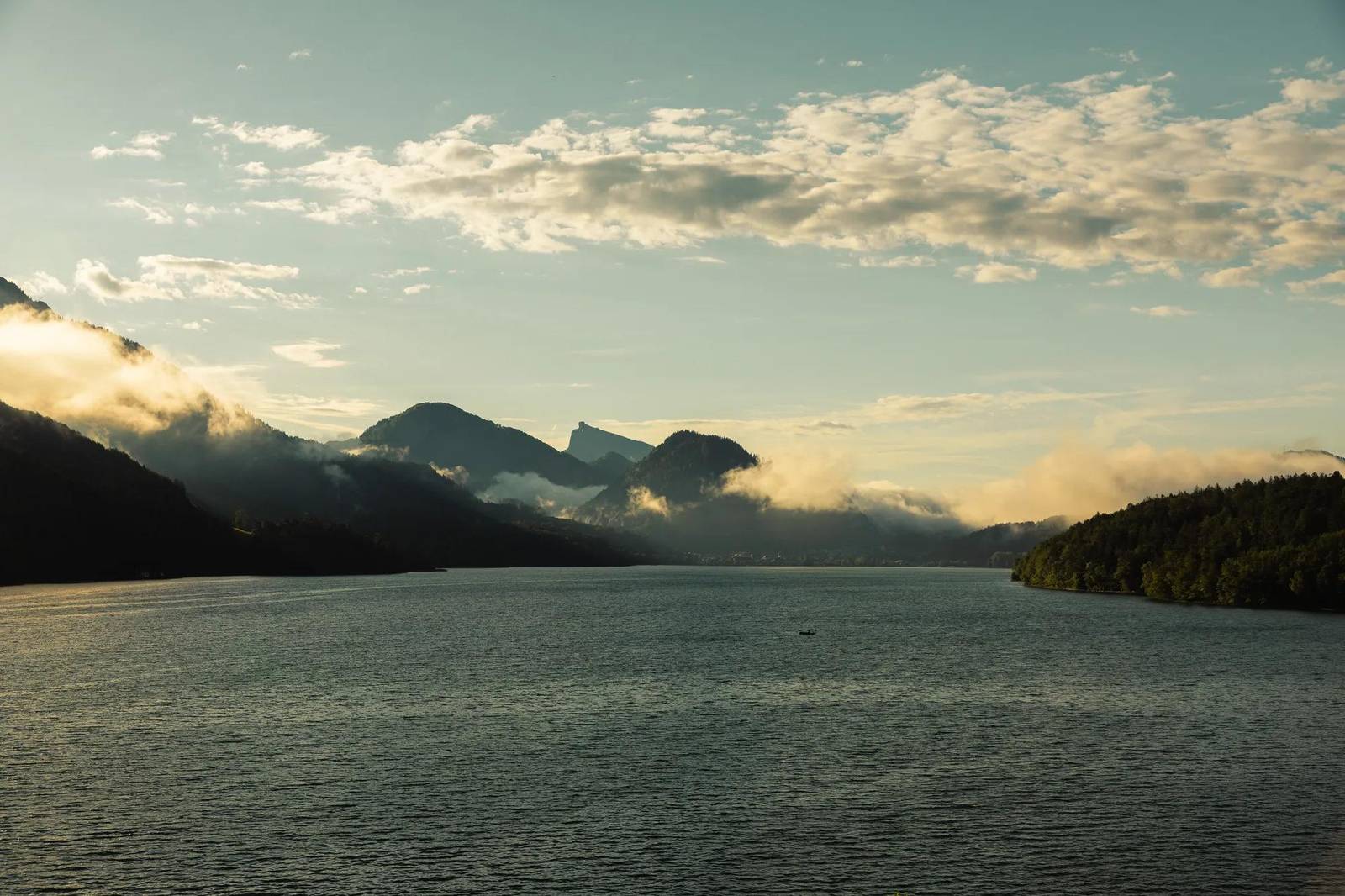 富施爾湖與周邊山景
