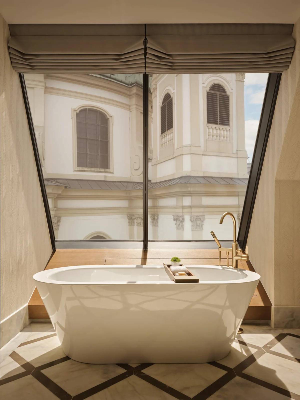 Rosewood Vienna St. Peter's Suite 面向聖彼得教堂的浴缸