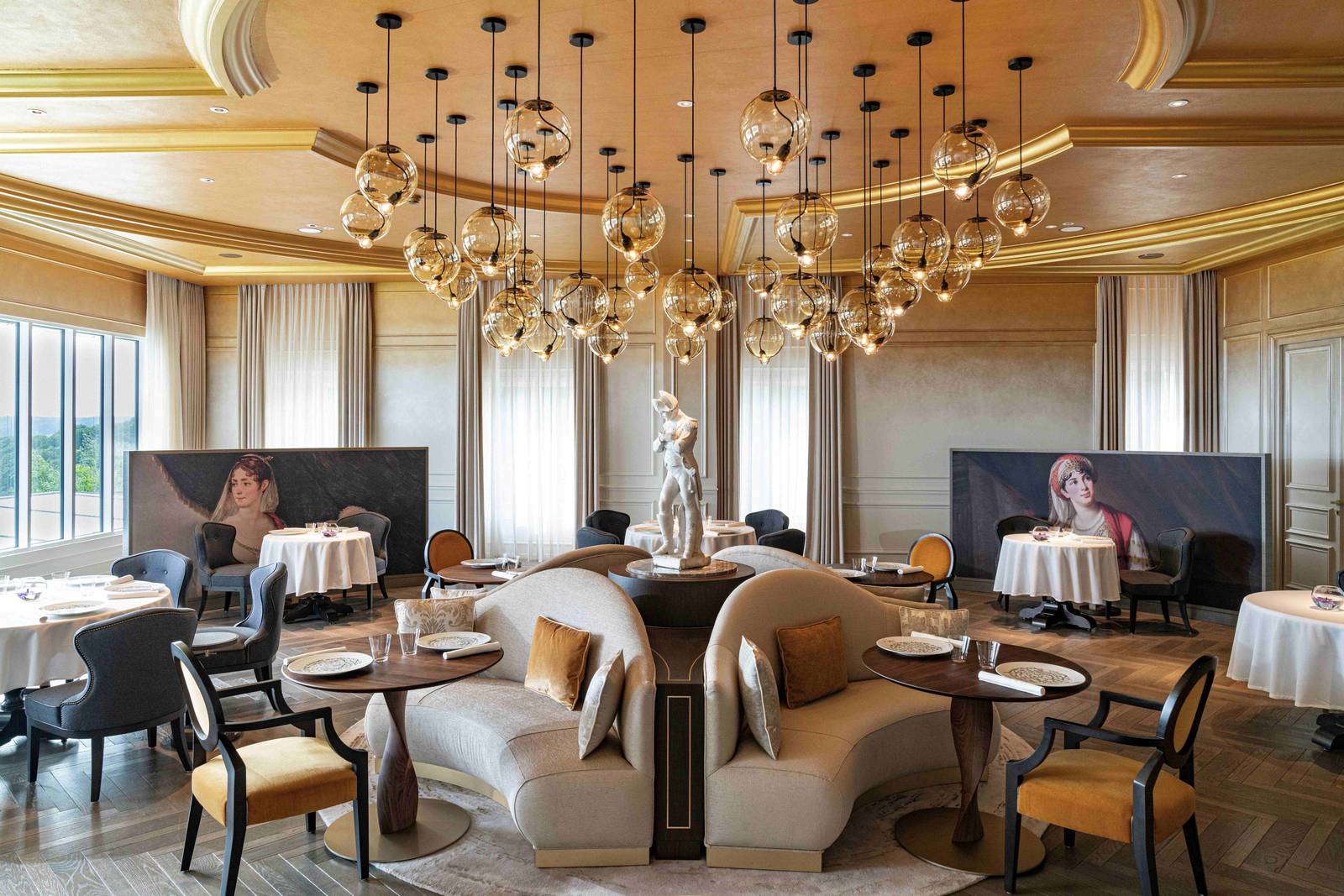 Le Royal 餐廳金色天花板與用餐區