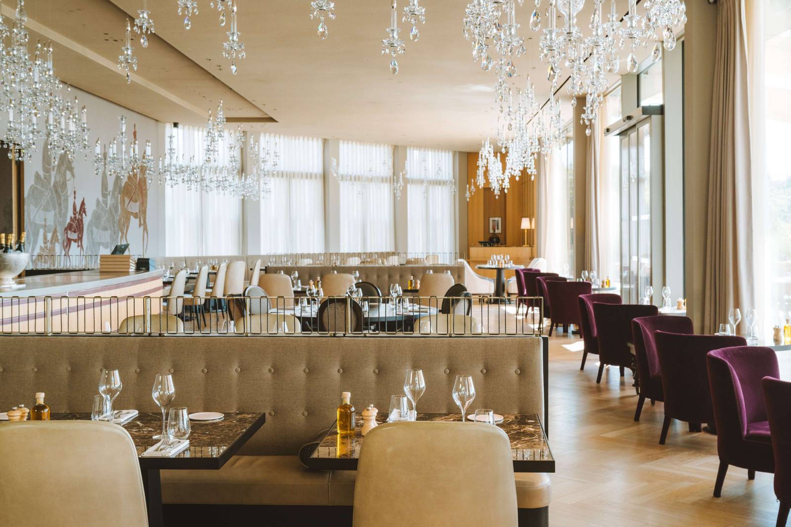 Le Bellevue 餐廳水晶吊燈下的用餐區