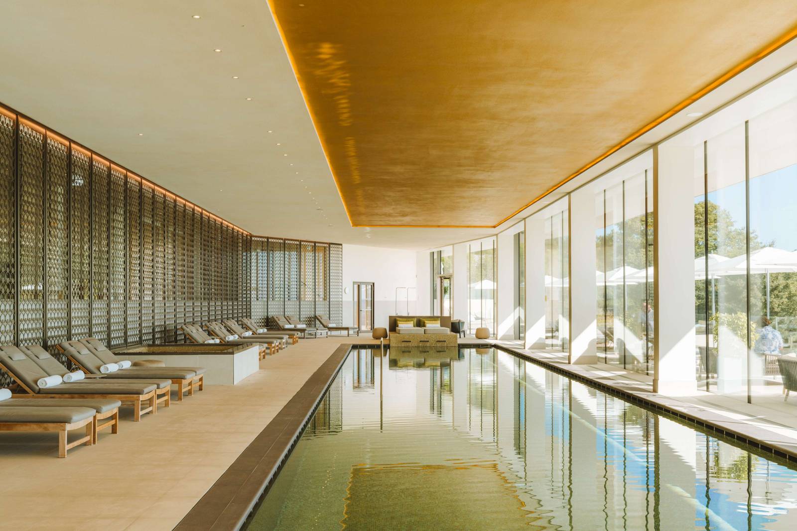 Spa 金色天花板下的室內泳池