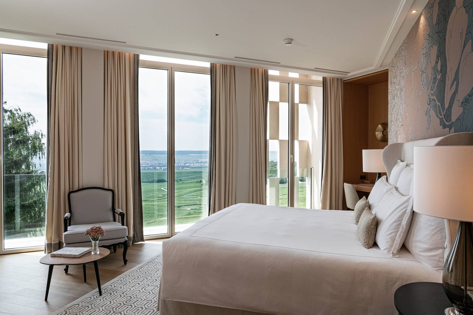 Royal Junior Suite 臥室與河谷景觀窗