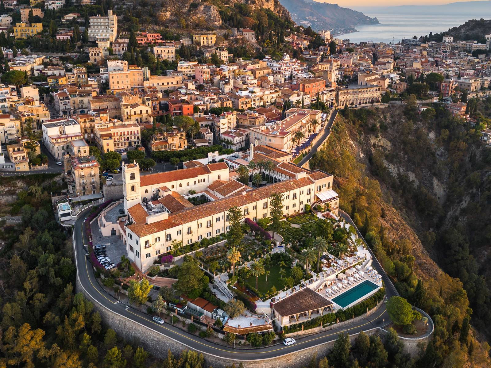 陶爾米納 San Domenico Palace 空拍，懸崖上的修道院建築與無邊際泳池