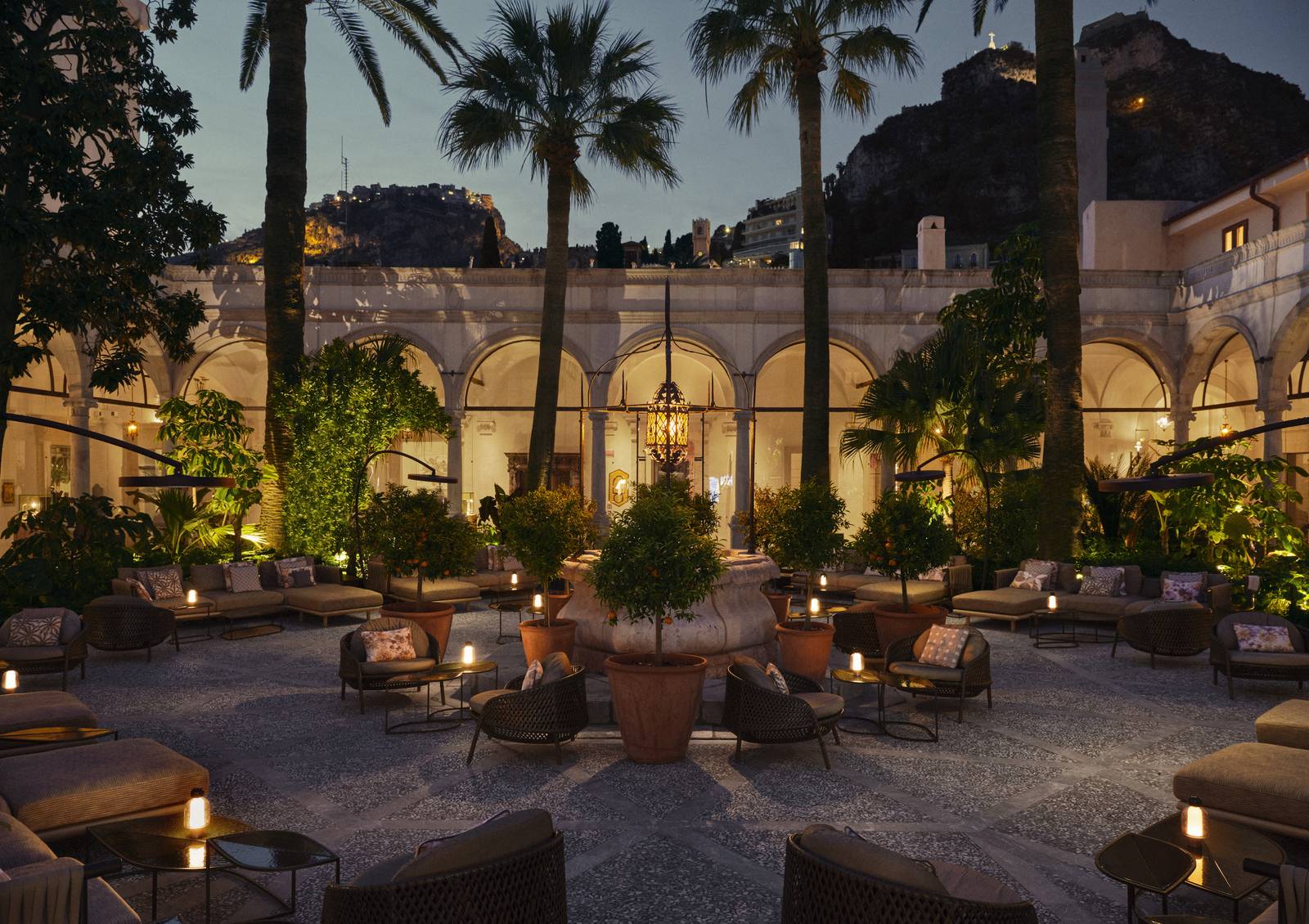 陶爾米納 San Domenico Palace 修道院迴廊庭園夜景