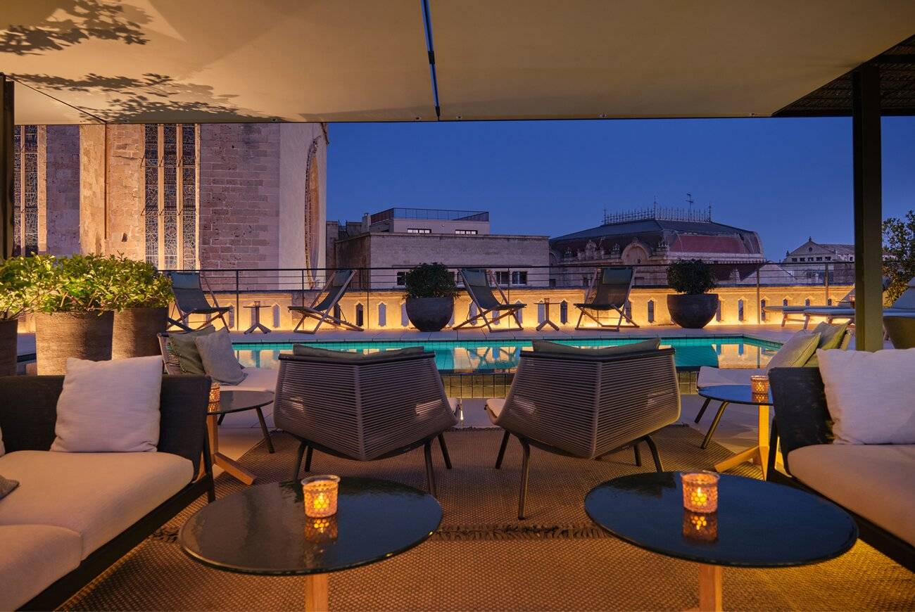 Sant Francesc Hotel Singular 頂樓泳池酒吧夜間座位