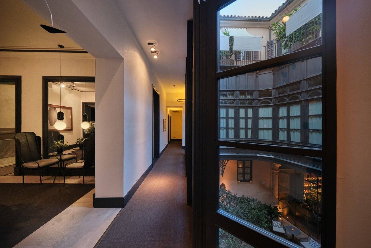 Sant Francesc Hotel Singular 面向天井的客房走廊