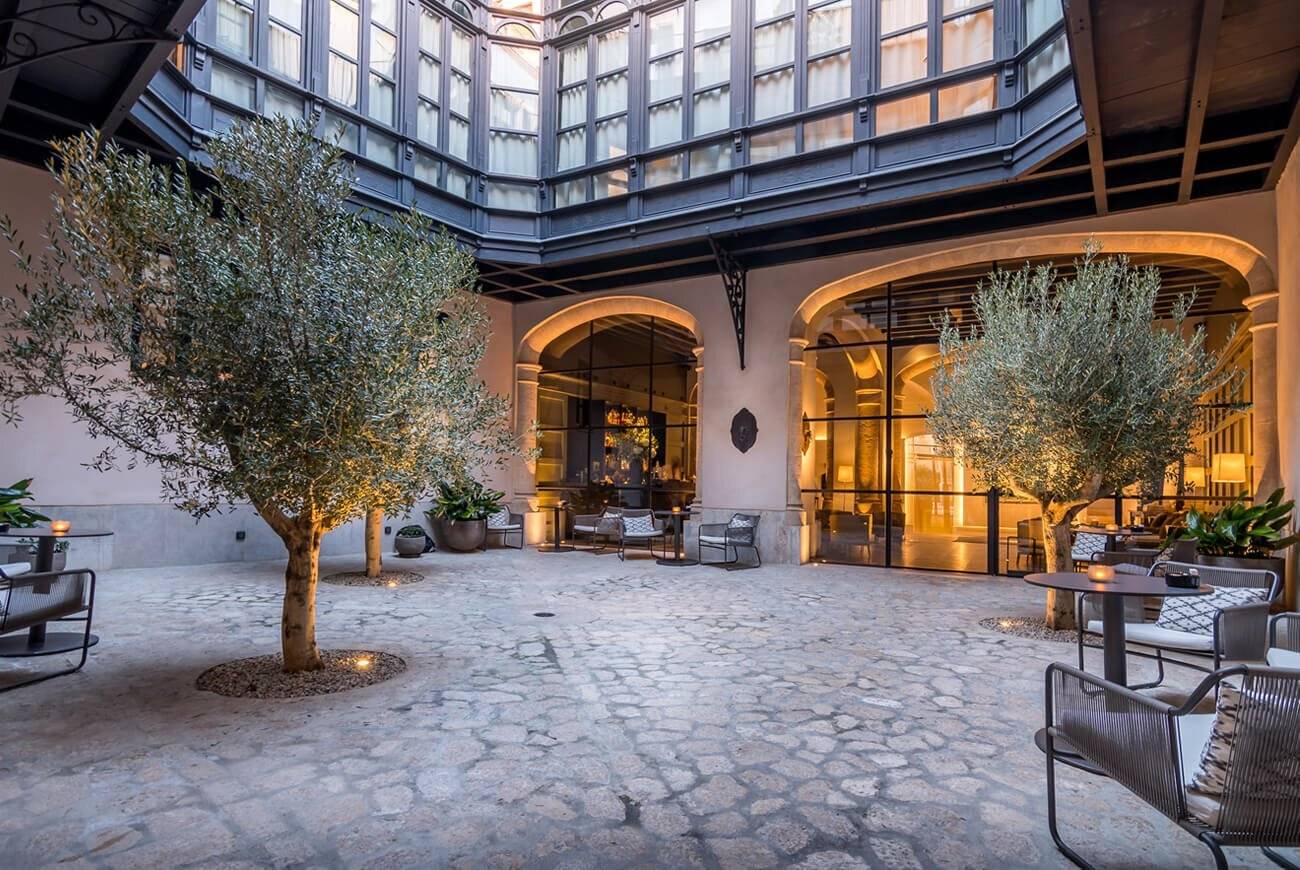 Sant Francesc Hotel Singular 橄欖樹中庭與石拱門