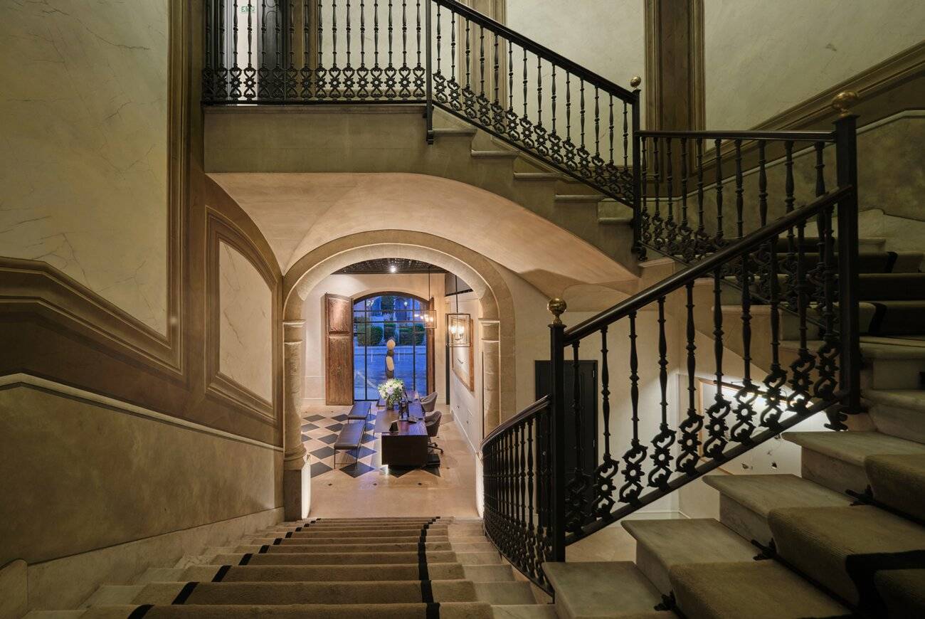 Sant Francesc Hotel Singular 宅邸石砌樓梯與鑄鐵欄杆