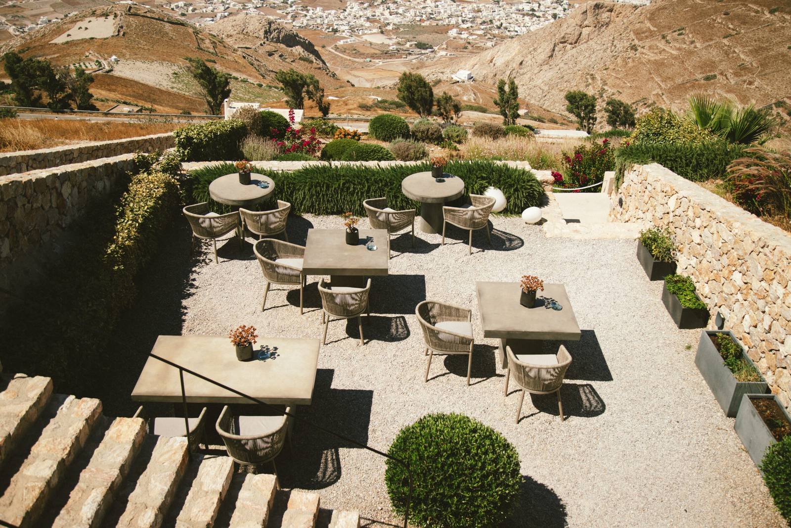 Santorini Sky 的 Sky Lounge 露天庭院俯瞰