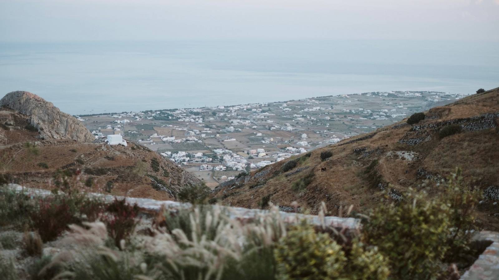 從 Santorini Sky 望向聖托里尼島內山谷與村落