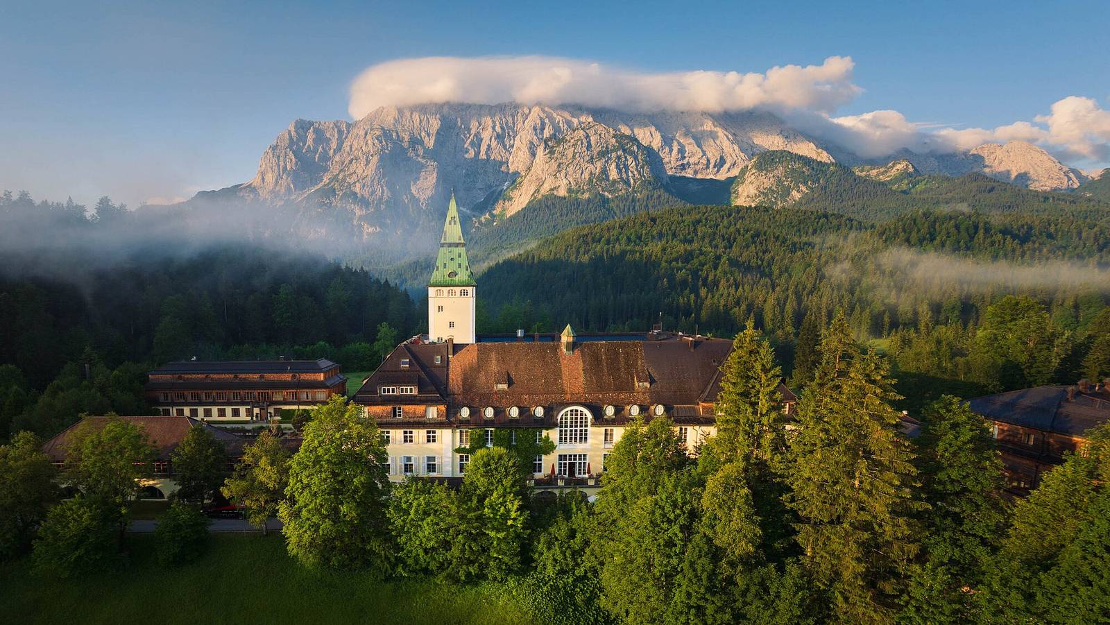 Schloss Elmau 城堡塔樓與森林後方的 Wetterstein 山脈