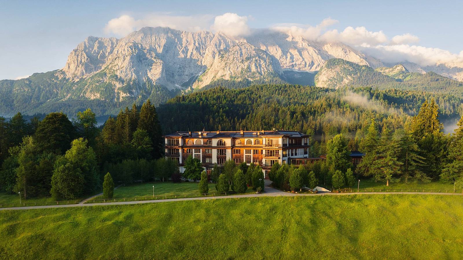 Elmau 山谷草原與 Wetterstein 山脈