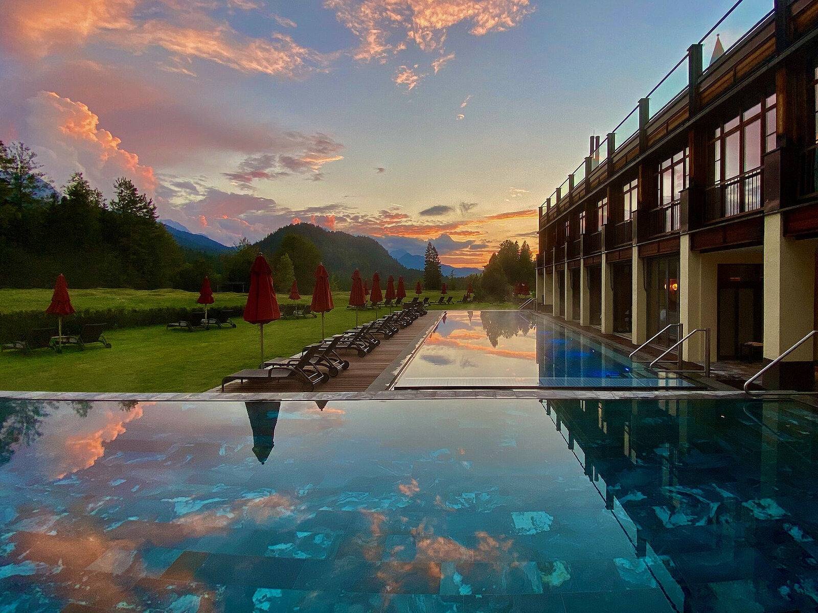 Schloss Elmau Retreat 夕陽下的無邊際泳池