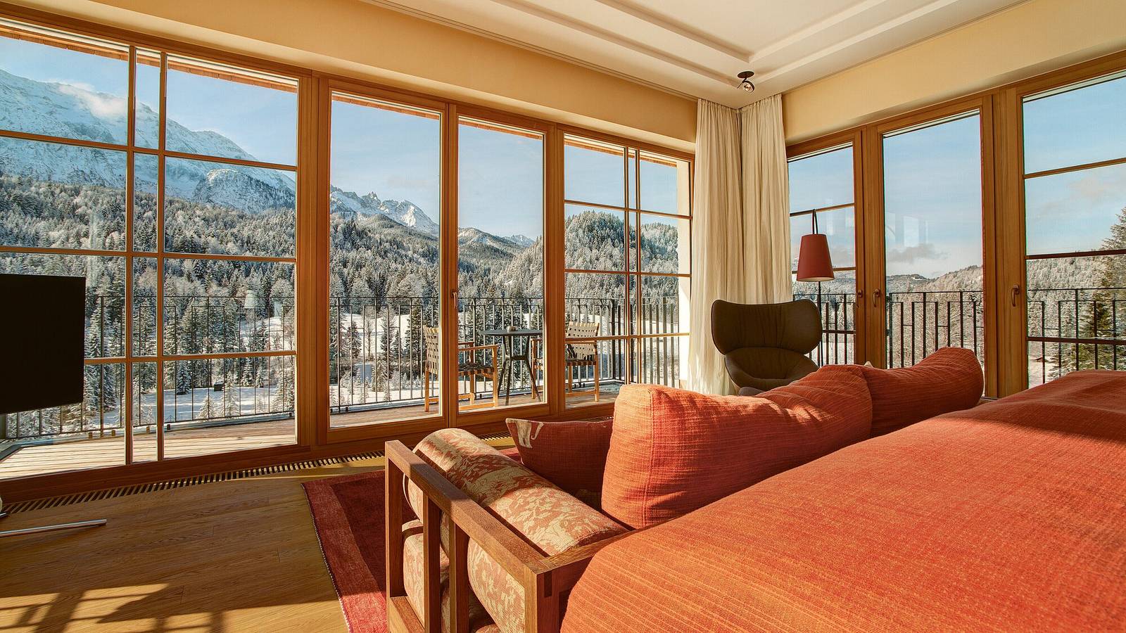 Schloss Elmau Retreat Summit Suite 起居區與雪山景