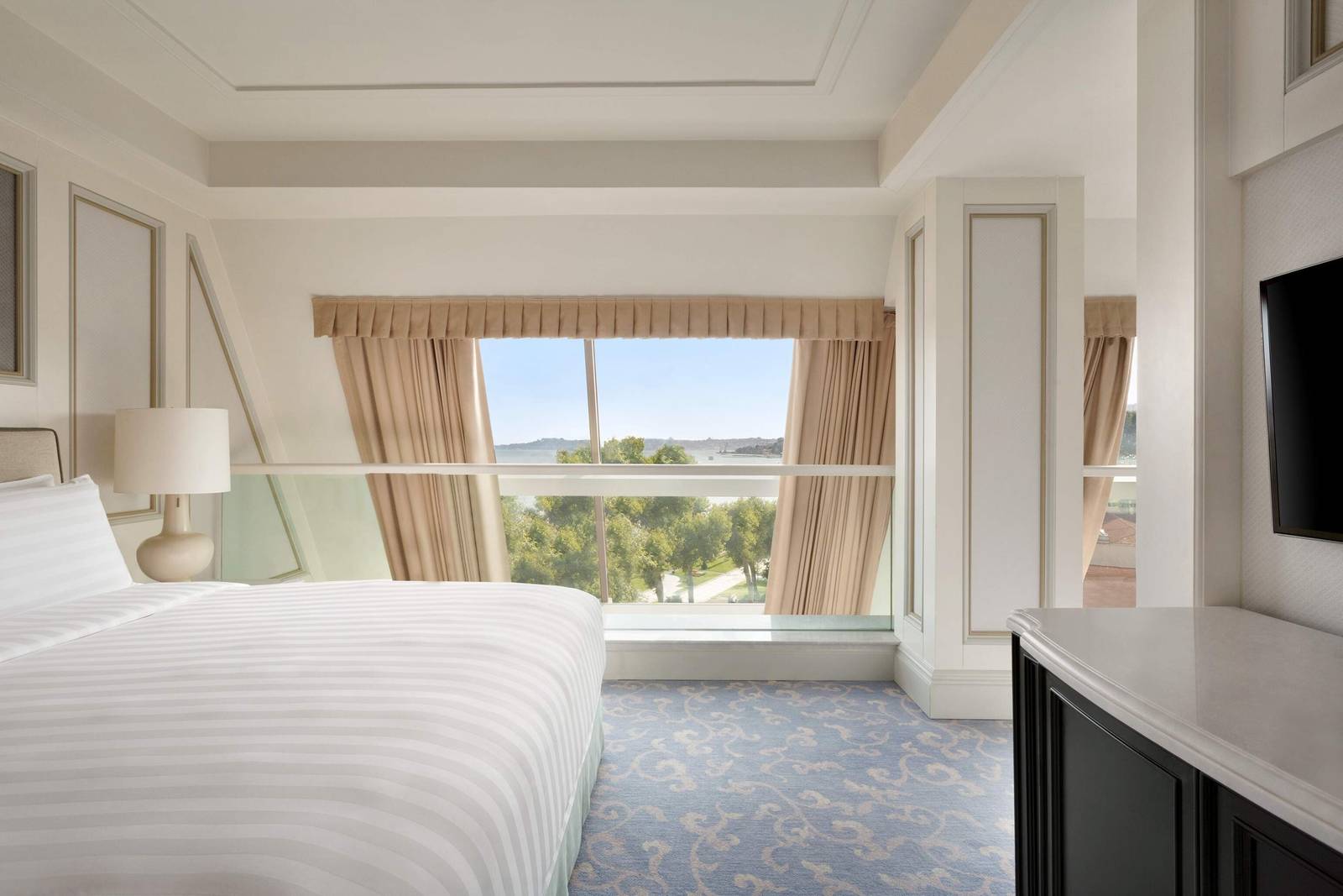 Bosphorus Duplex Suite 臥室與挑高窗景