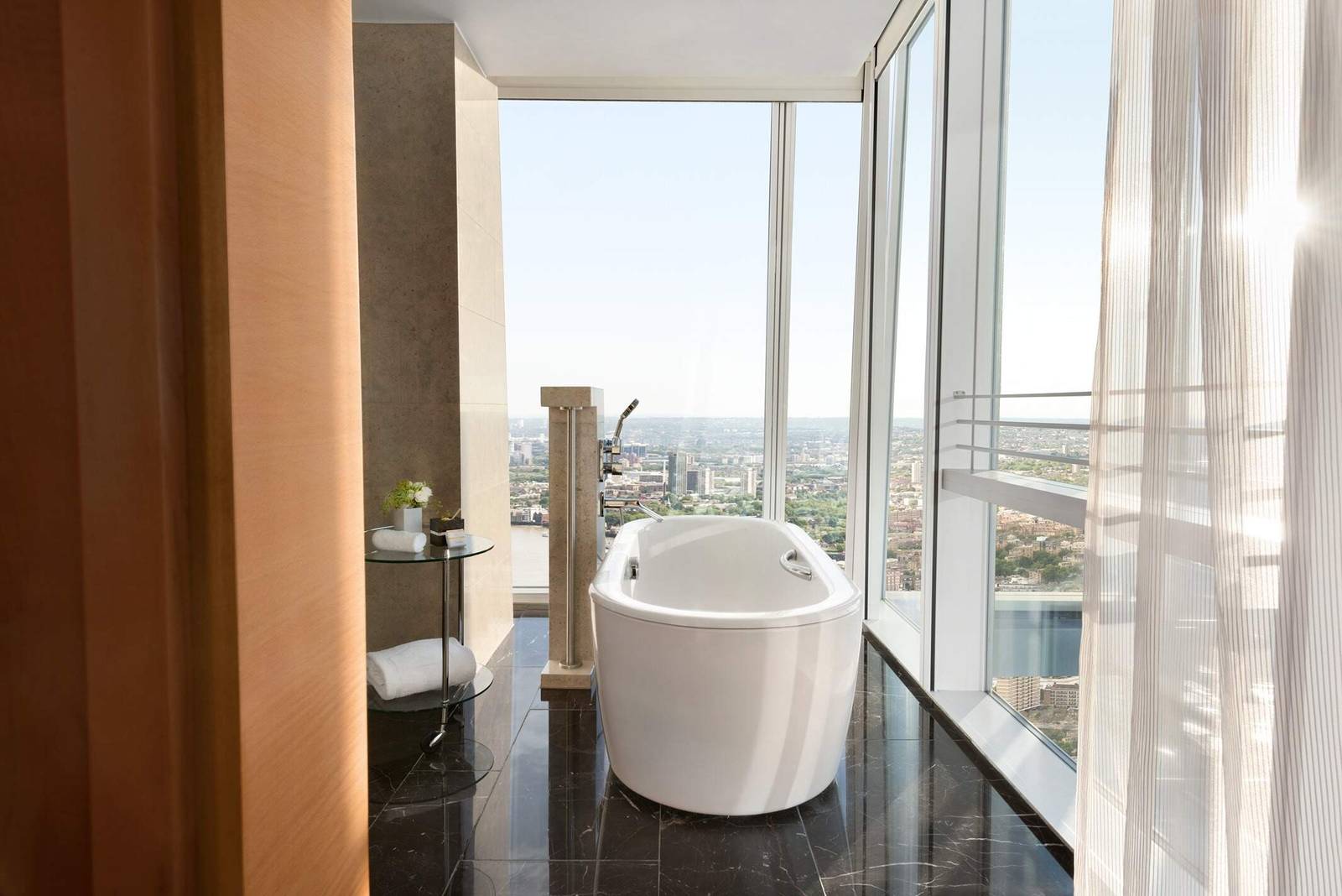 倫敦碎片塔香格里拉酒店 Iconic Shard Suite 浴室與獨立浴缸