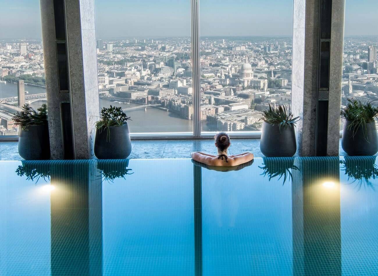 倫敦碎片塔香格里拉酒店 52 樓 Sky Pool 無邊際泳池