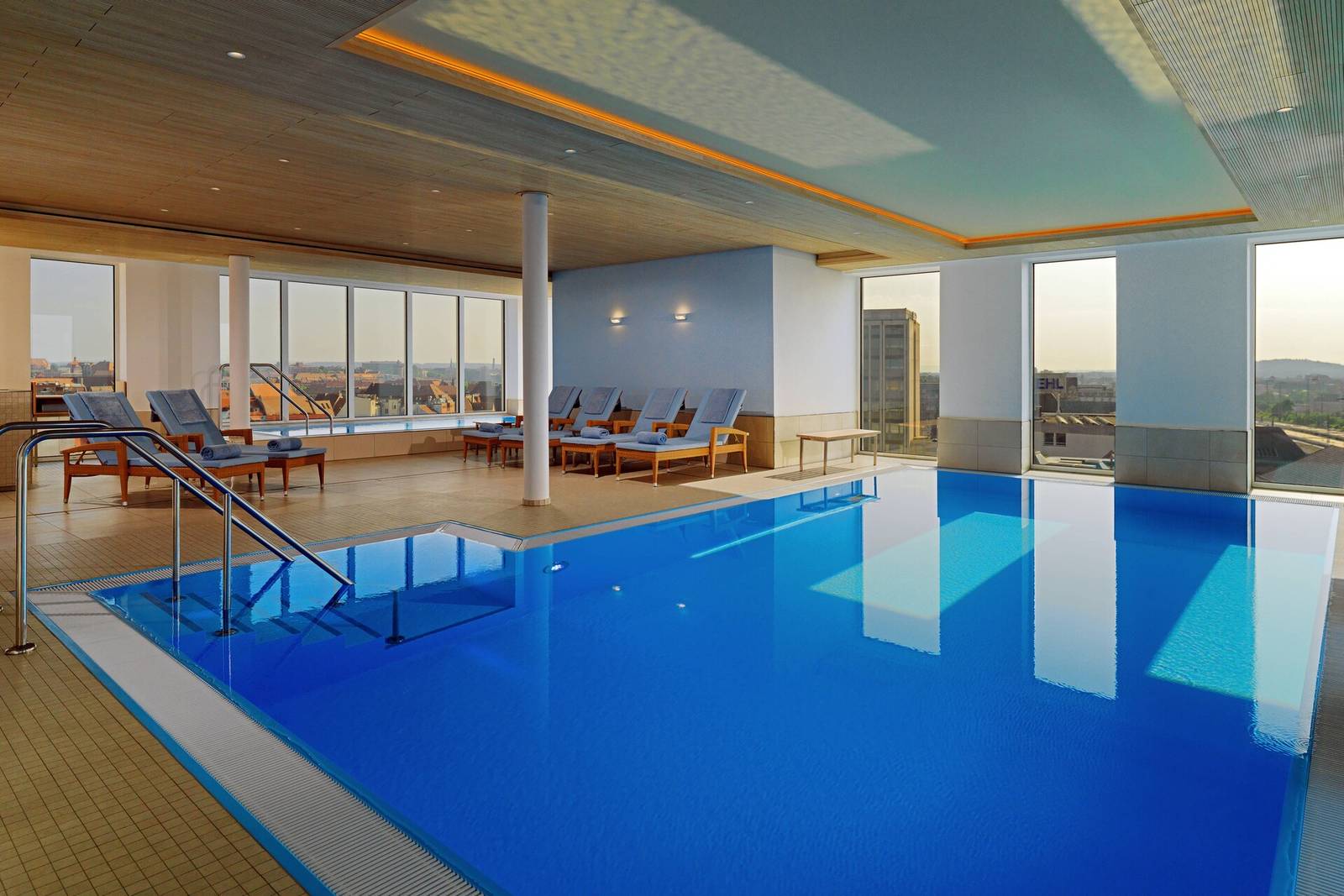 紐倫堡 Sheraton Carlton 頂樓室內泳池
