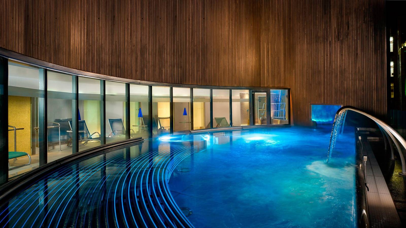 愛丁堡喜來登酒店頂樓無邊際室內泳池
