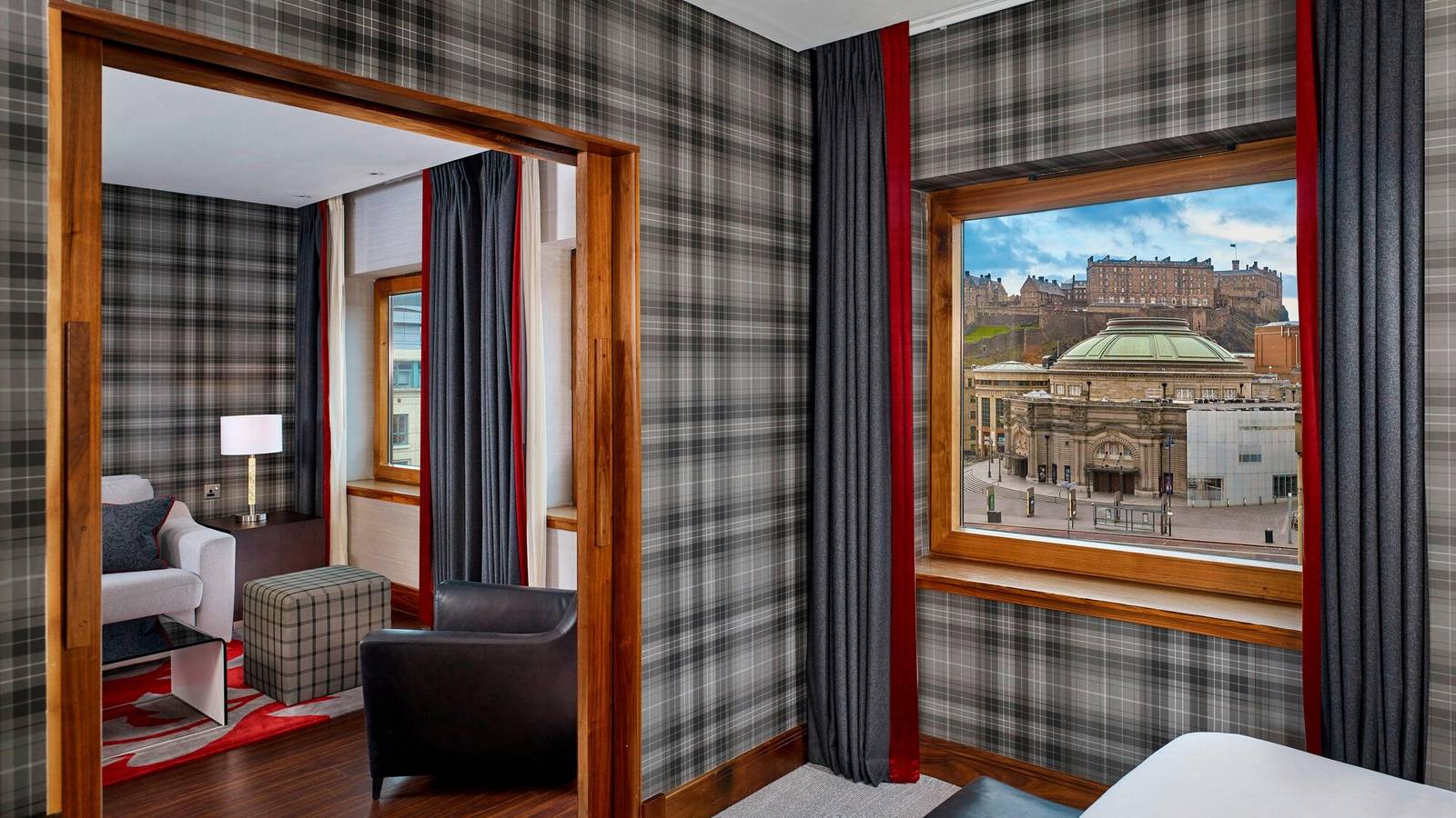 愛丁堡喜來登酒店城堡景套房與窗外城堡