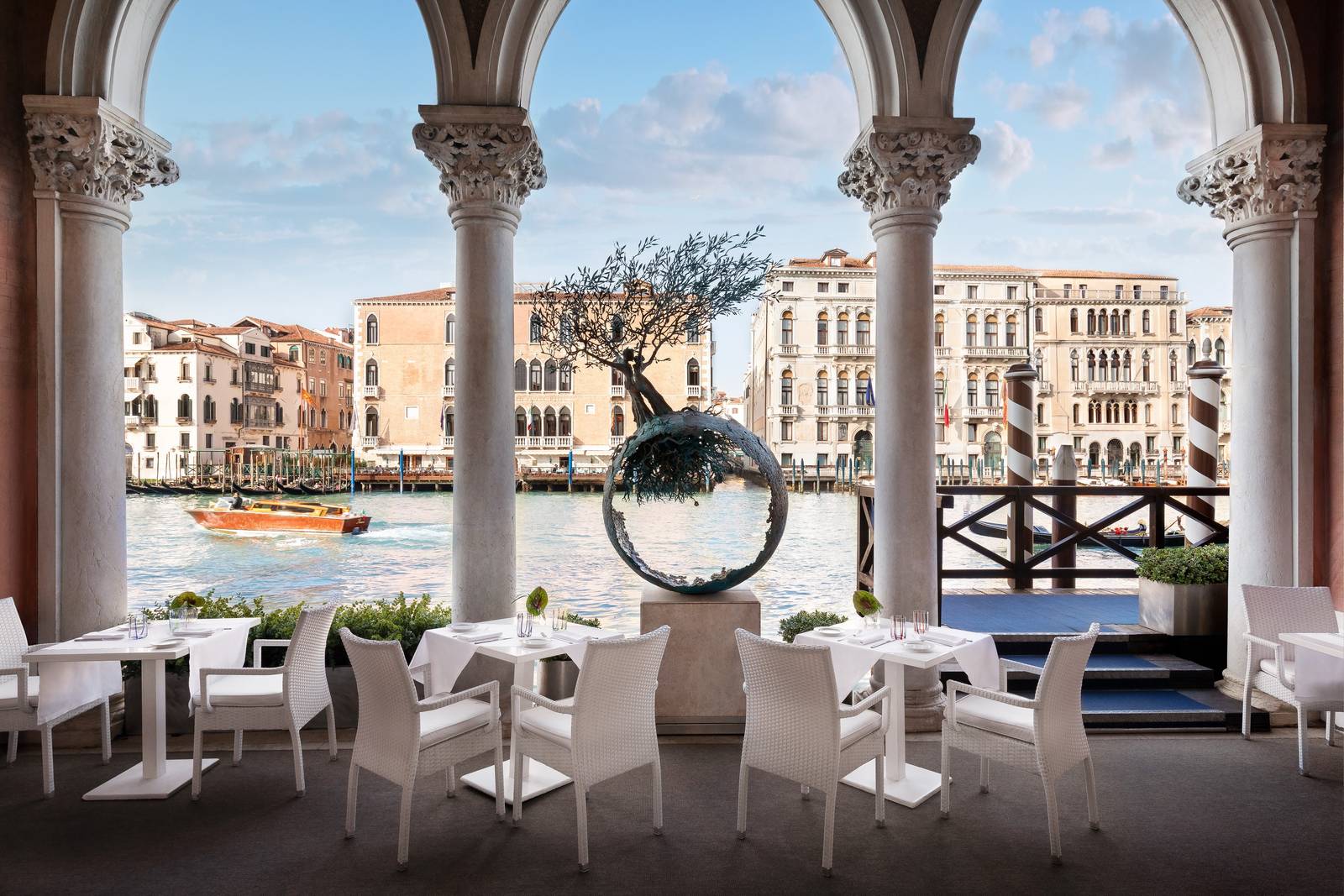 Sina Centurion Palace 面向大運河的 Loggia 拱廊座位