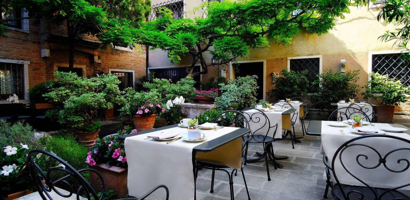 威尼斯 Sina Palazzo Sant'Angelo 綠意環繞的內庭花園