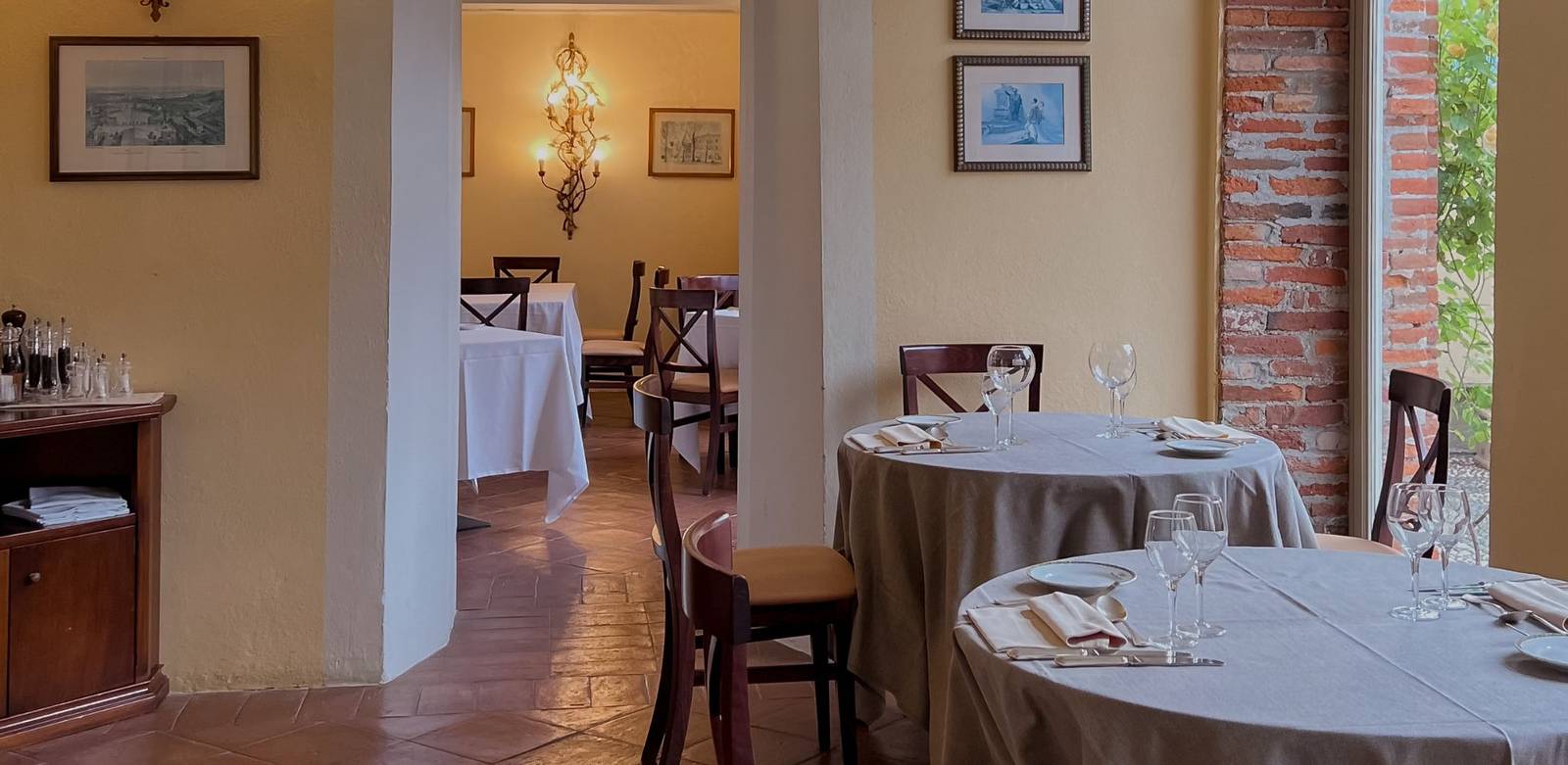 Sina Villa Matilde Le Scuderie 餐廳圓桌座位