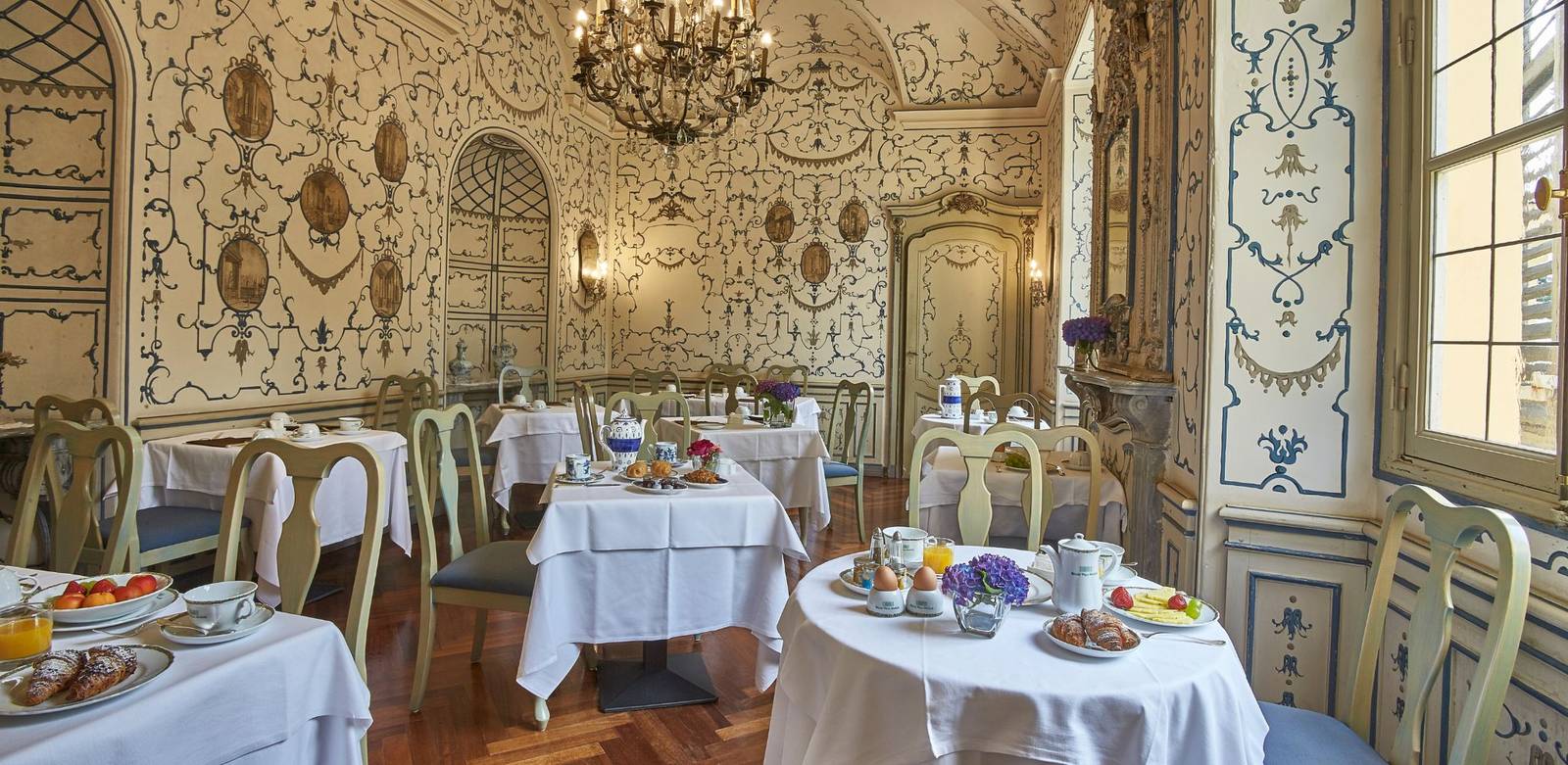 Sina Villa Matilde 彩繪牆面的早餐室
