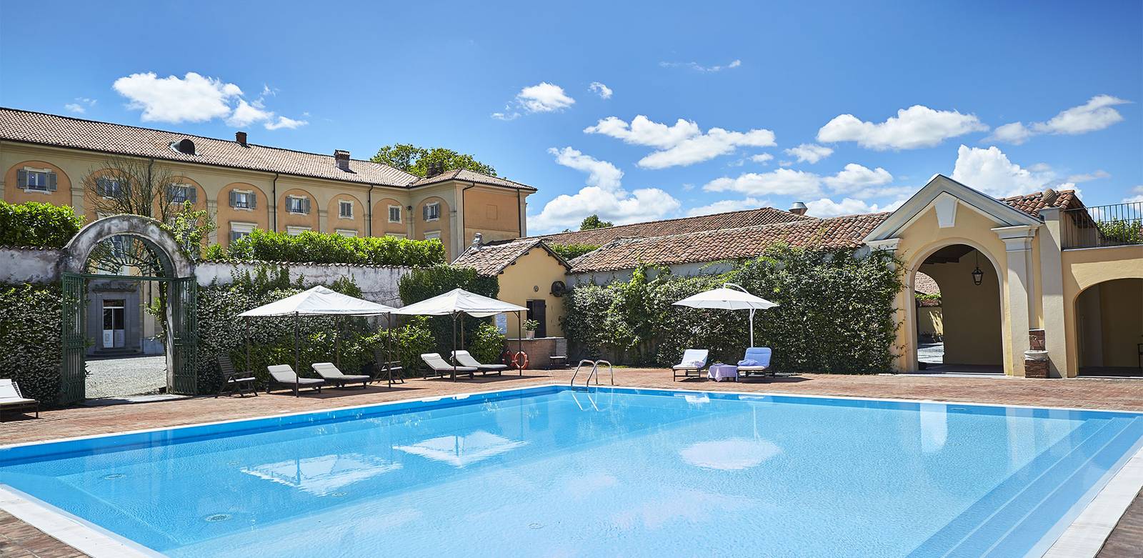 Sina Villa Matilde 戶外泳池與躺椅