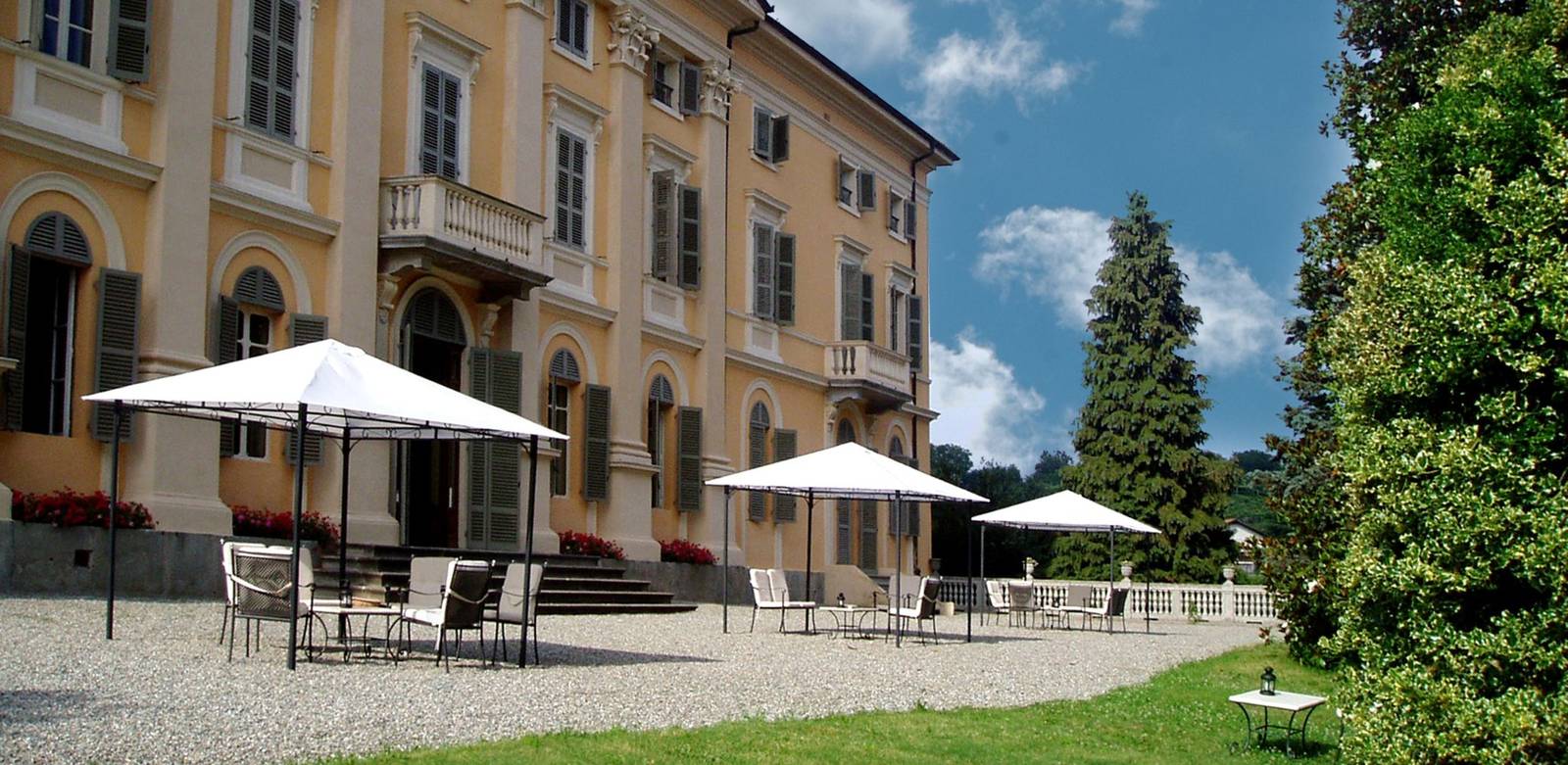 Sina Villa Matilde 別墅前的花園露台