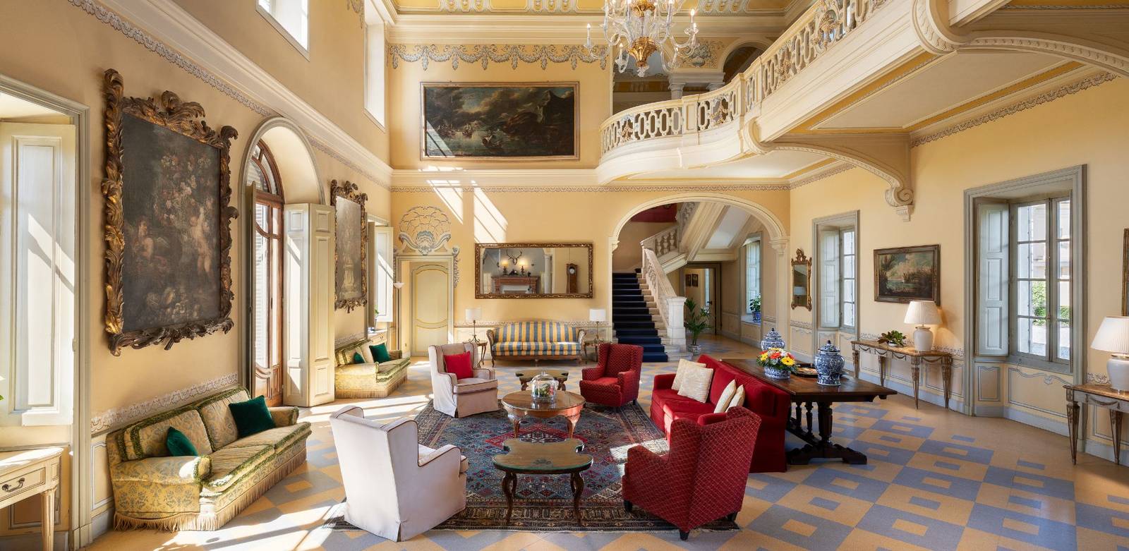 Sina Villa Matilde 挑高皇家大廳與古董家具