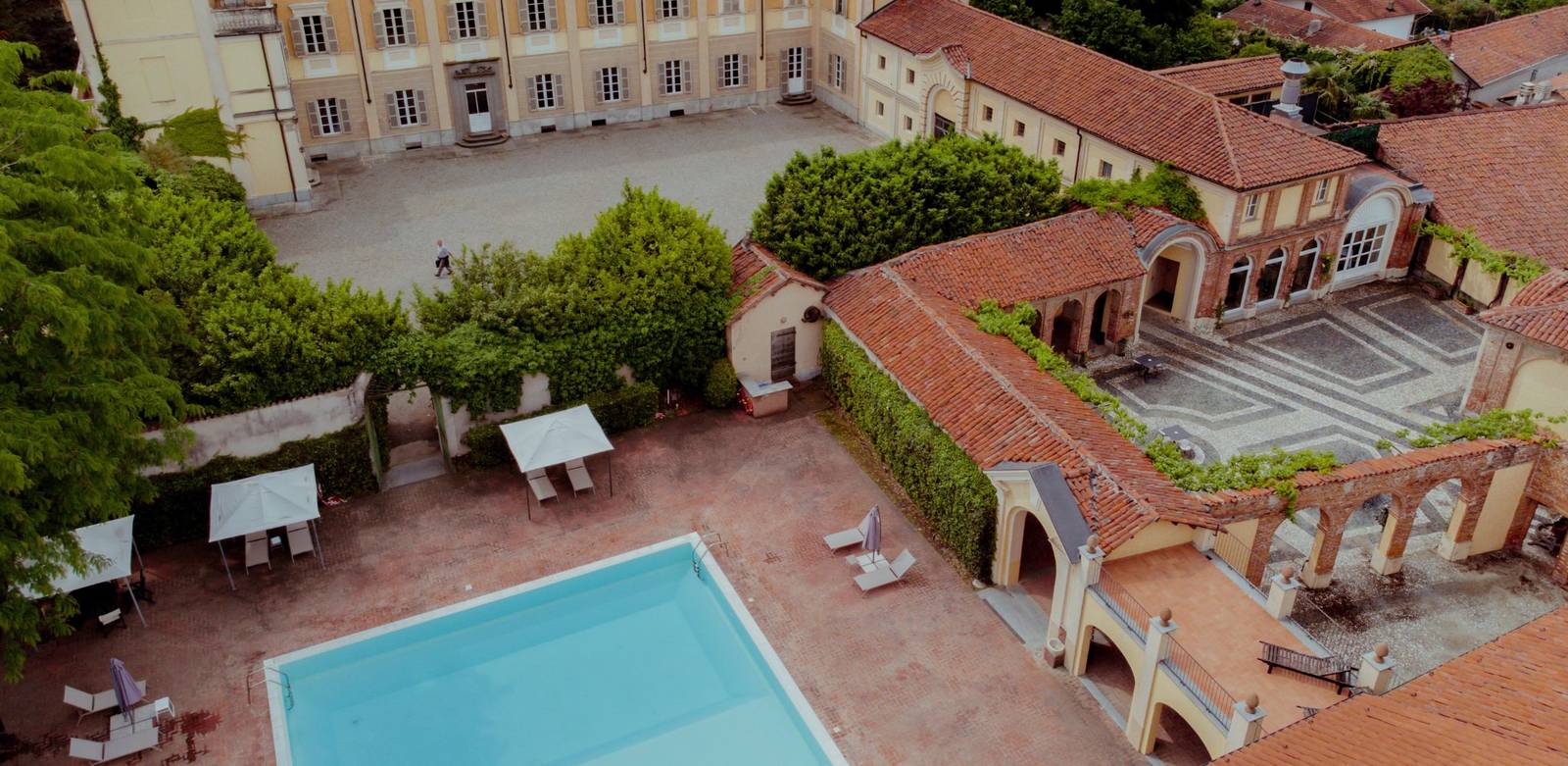 Sina Villa Matilde 空拍泳池與紅磚迴廊庭院