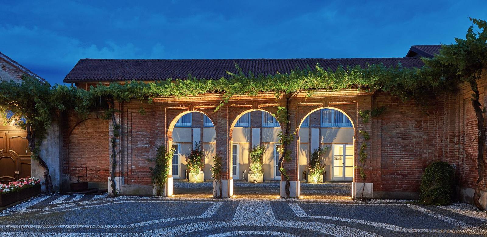 Sina Villa Matilde 黃昏時的紅磚拱廊庭院
