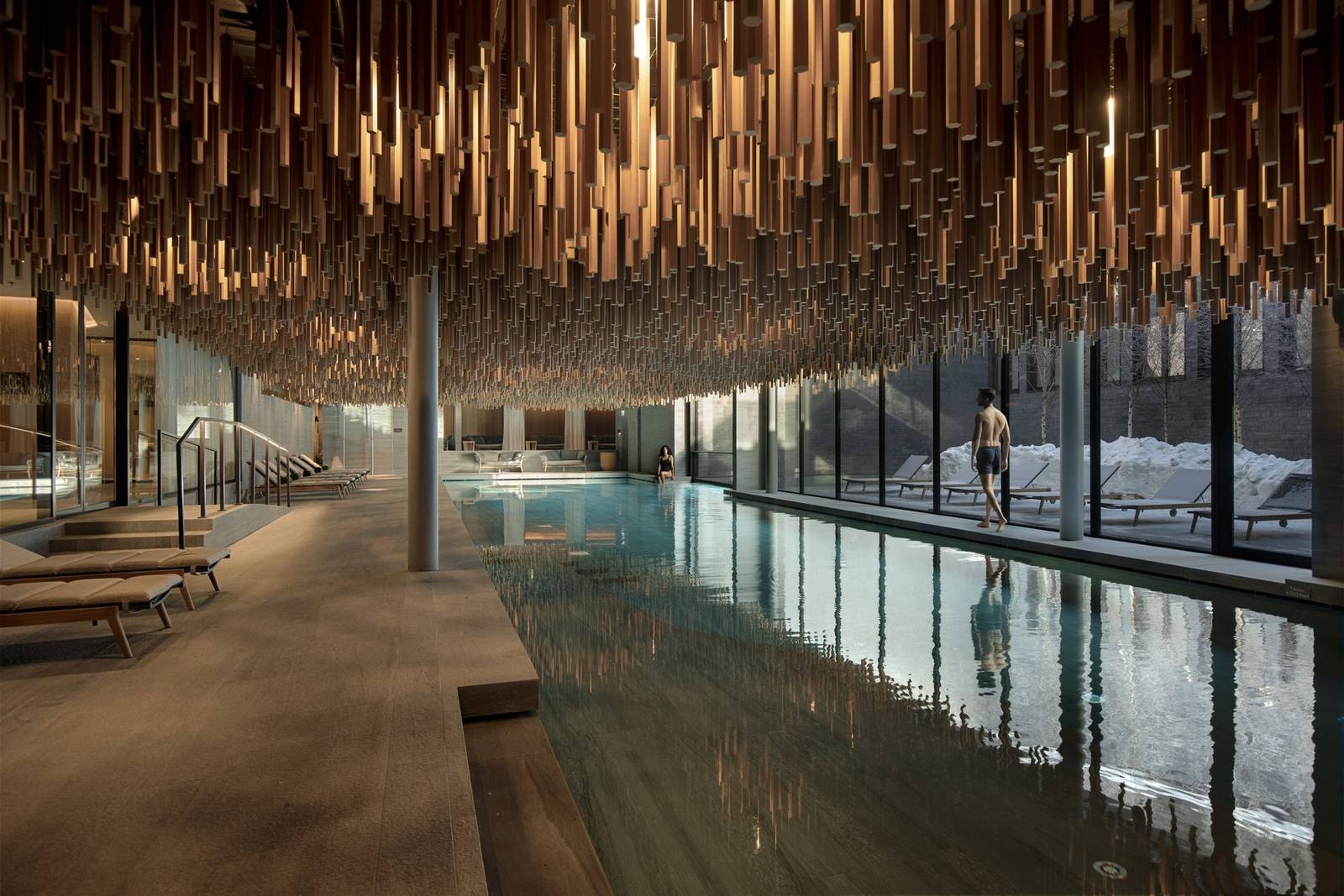 克蘭蒙塔納 Six Senses Spa 木條天花板下的室內泳池