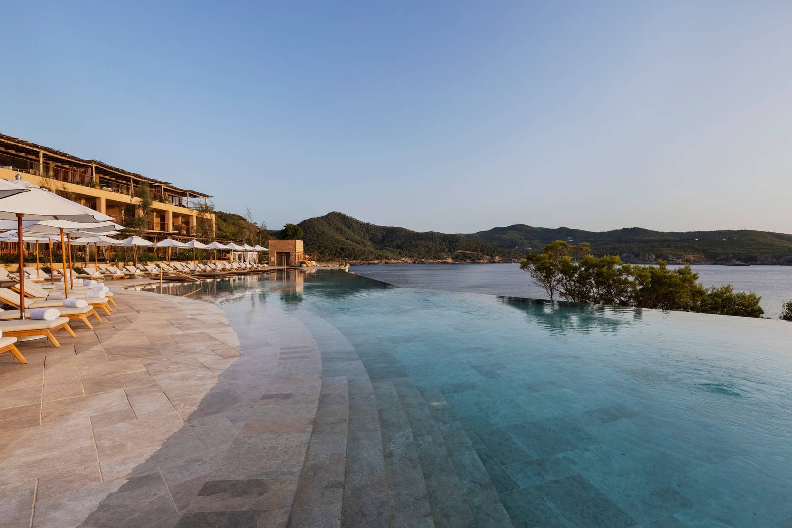 伊維薩島 Six Senses Ibiza 面向 Xarraca 灣的無邊際泳池