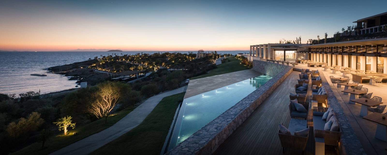 Six Senses Kaplankaya 愛琴海岸邊的主建築與無邊際泳池