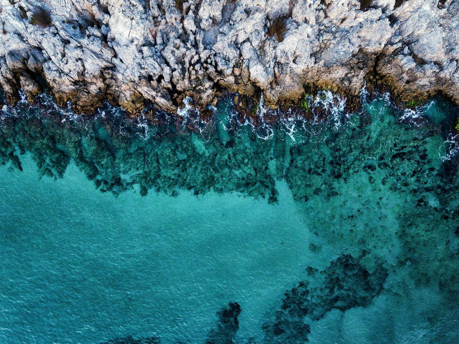 Kaplankaya 岸邊的愛琴海礁岩海水