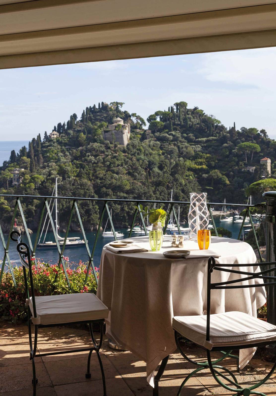 La Terrazza 餐廳面向海灣的露台餐桌