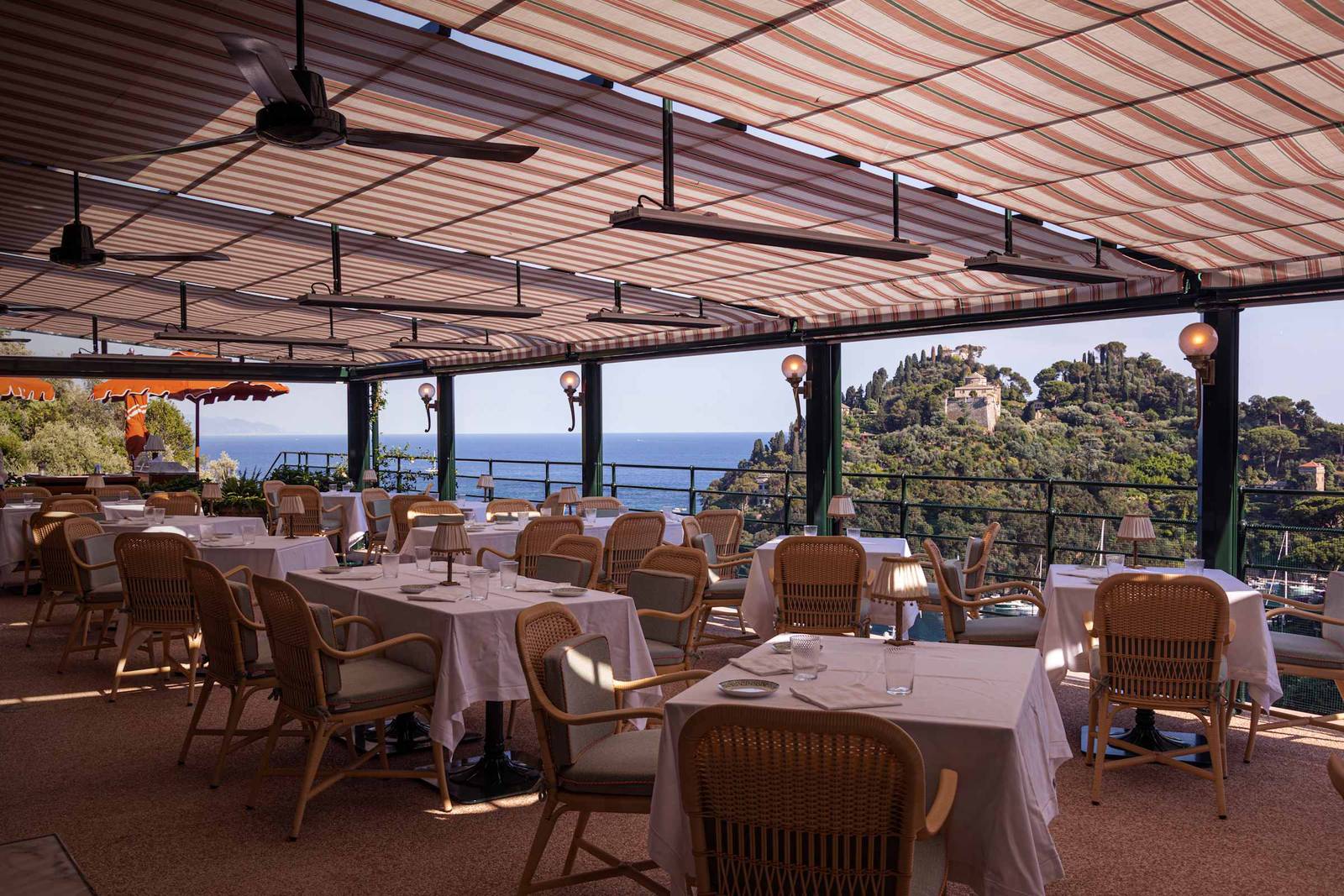 Splendido Grill 遮棚下的海景露台座位