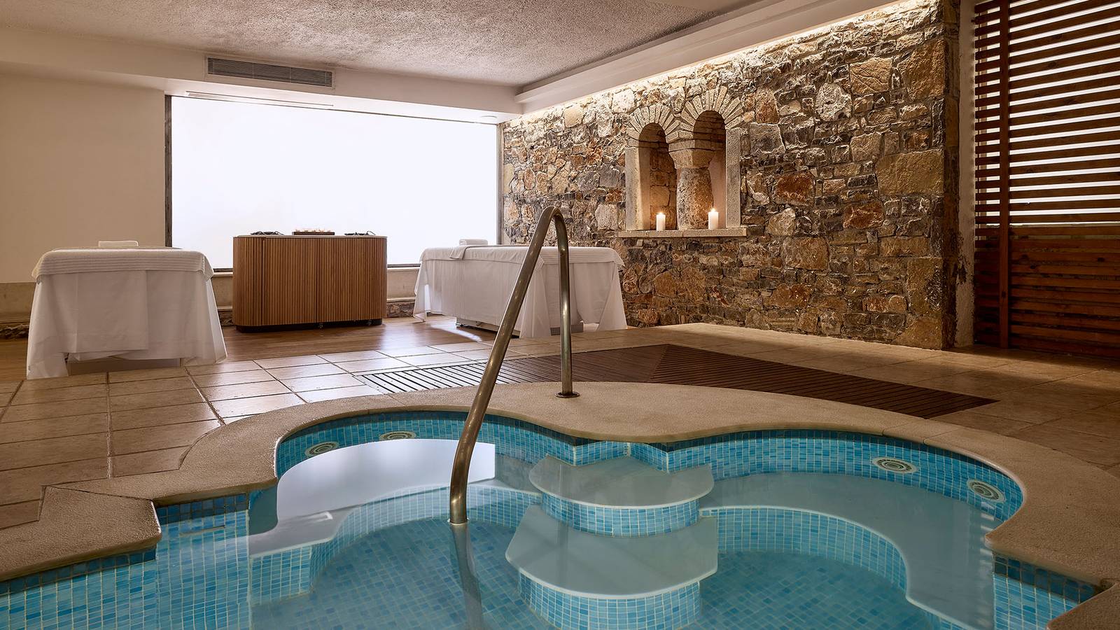 St. Nicolas Bay 度假村 Poseidon Spa 石牆按摩池
