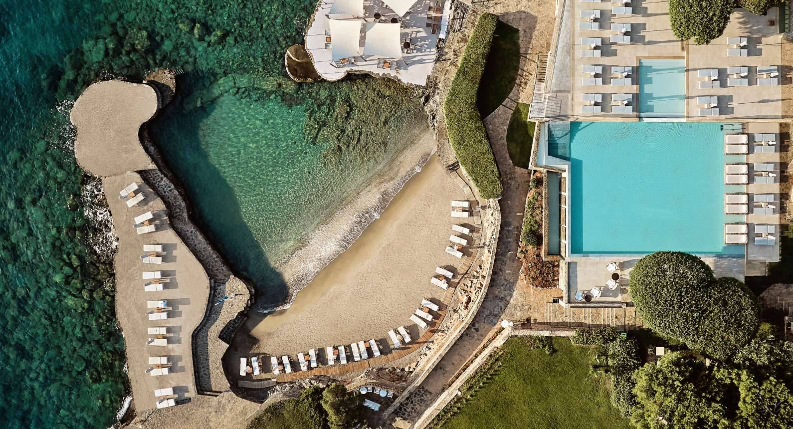 St. Nicolas Bay 度假村海灣潟湖與泳池空拍