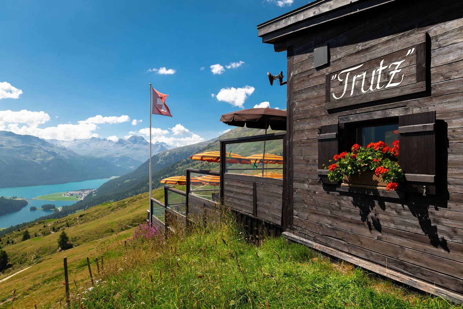 Corviglia 山上的 Trutz 山屋餐廳與湖景