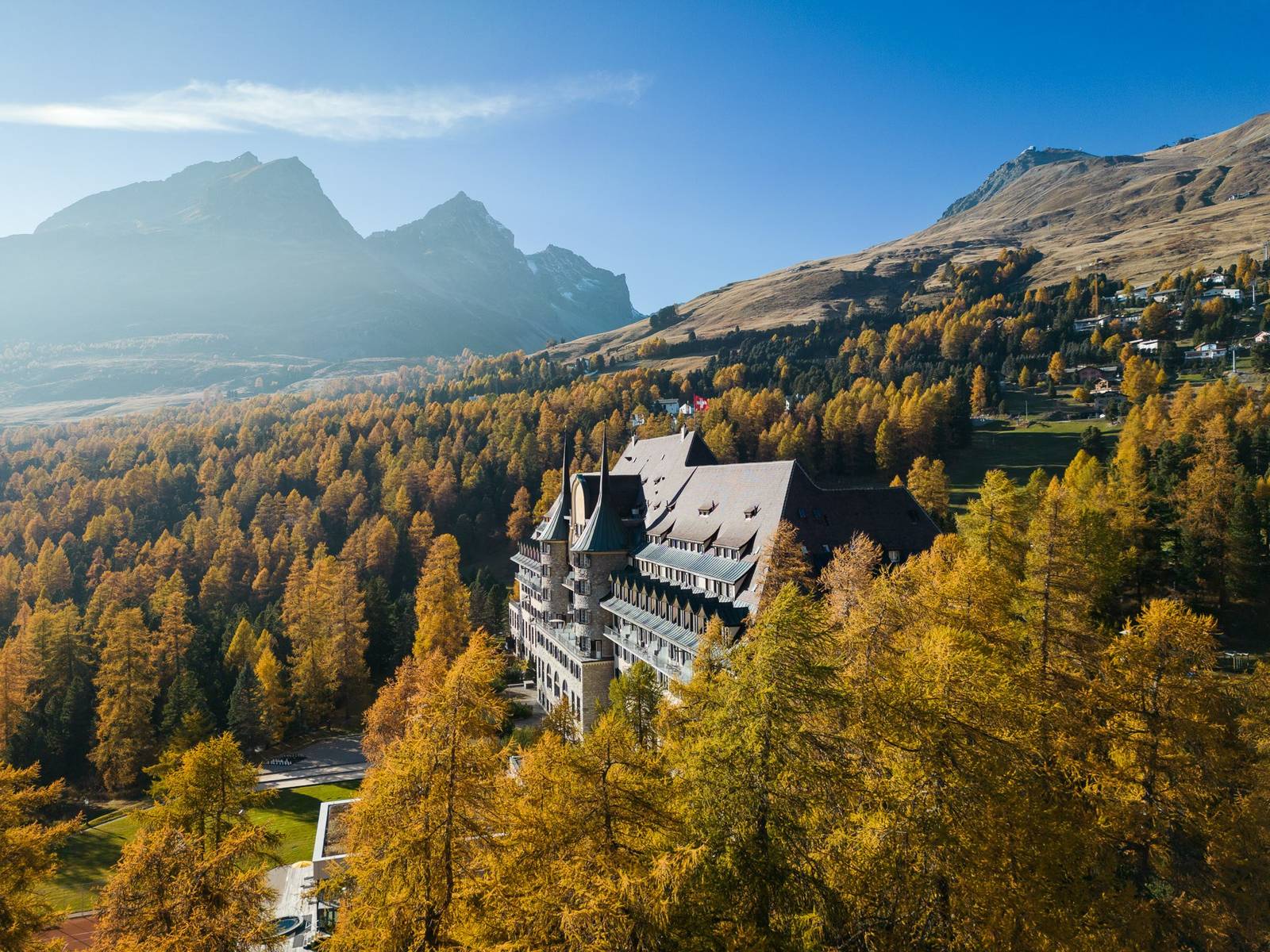秋季落葉松林環繞的 Suvretta House 與恩加丁山景