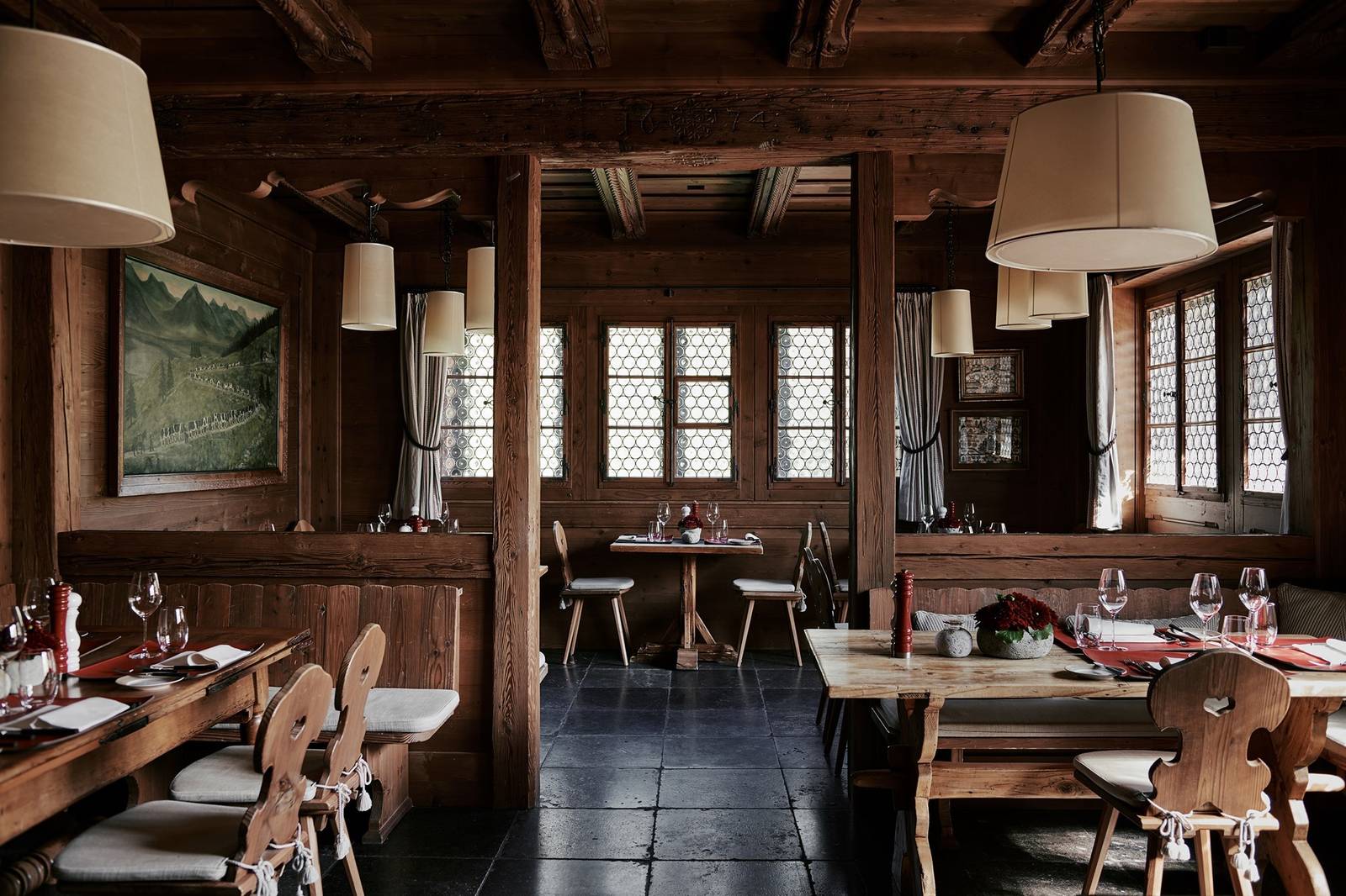 The Alpina Gstaad Swiss Stübli 木雕瑞士餐廳