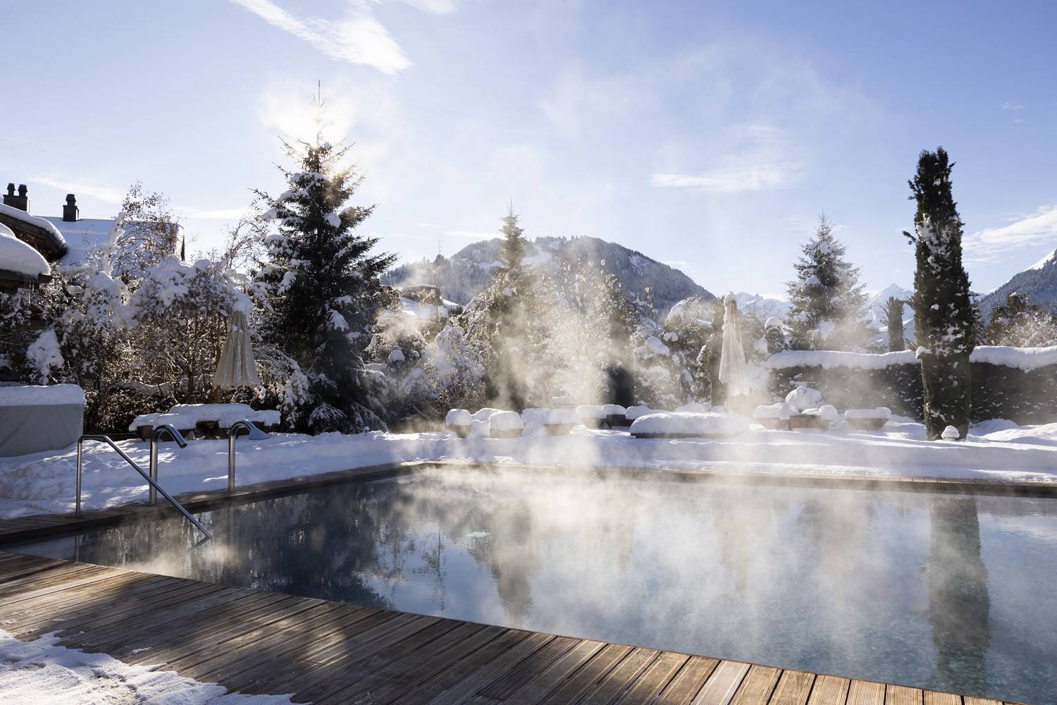 The Alpina Gstaad 雪景中的戶外溫水泳池
